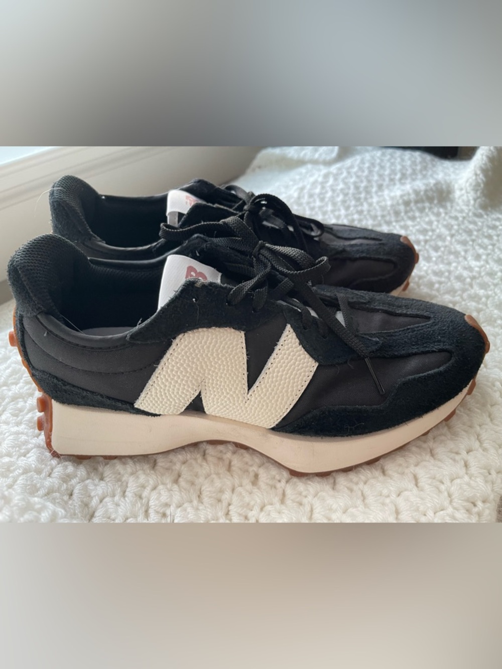 New Balance 327 Women’s Black/White- NWOT 8.5M